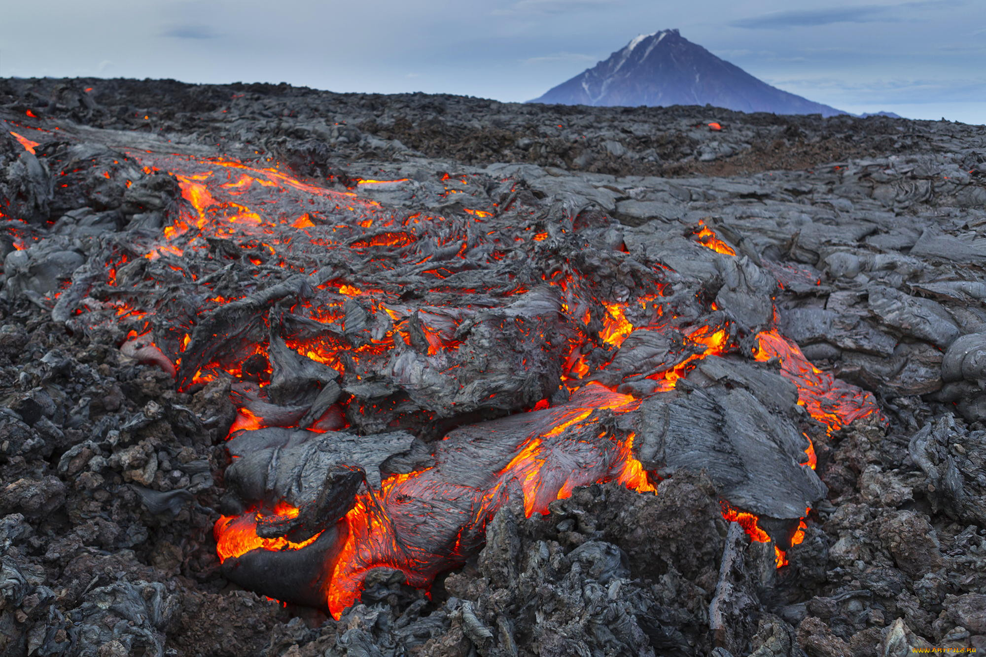Породы вулканического происхождения. Вулкан Толбачик. Толбачик лава. Вулкан Толбачик Камчатка. Извержение вулкана лава.